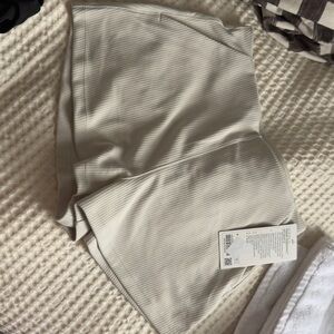 Lululemon Ribbed softstreme Cream Shorts 8 nwt